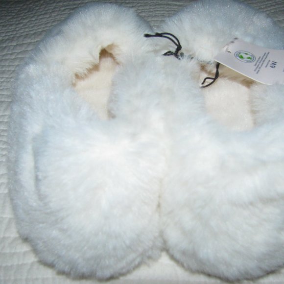 Women's Furry Slippers - NEW - 6 Wide - Picture 1 of 3